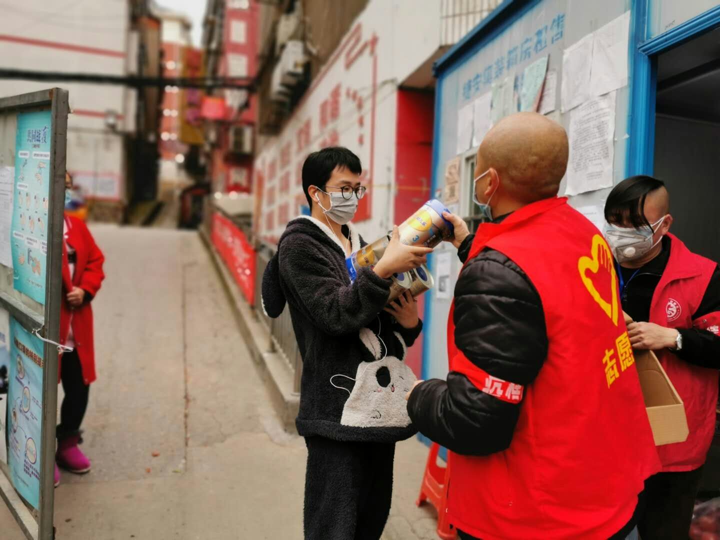 湖北-荊門公交集團-寧飛（社區(qū)義工服務(wù)，幫居民買奶粉）.jpg